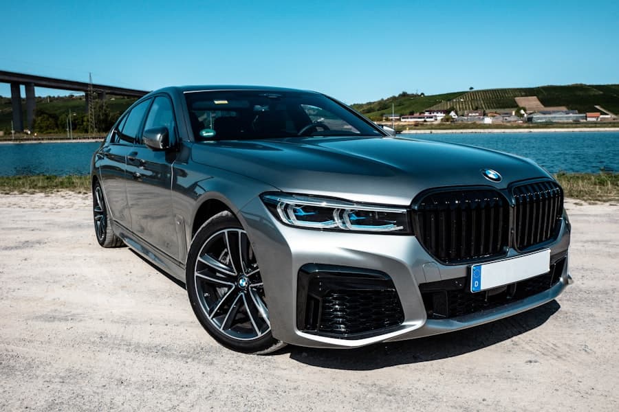 Gümüş BMW 7 serisi, seramik kaplama parlaklığı