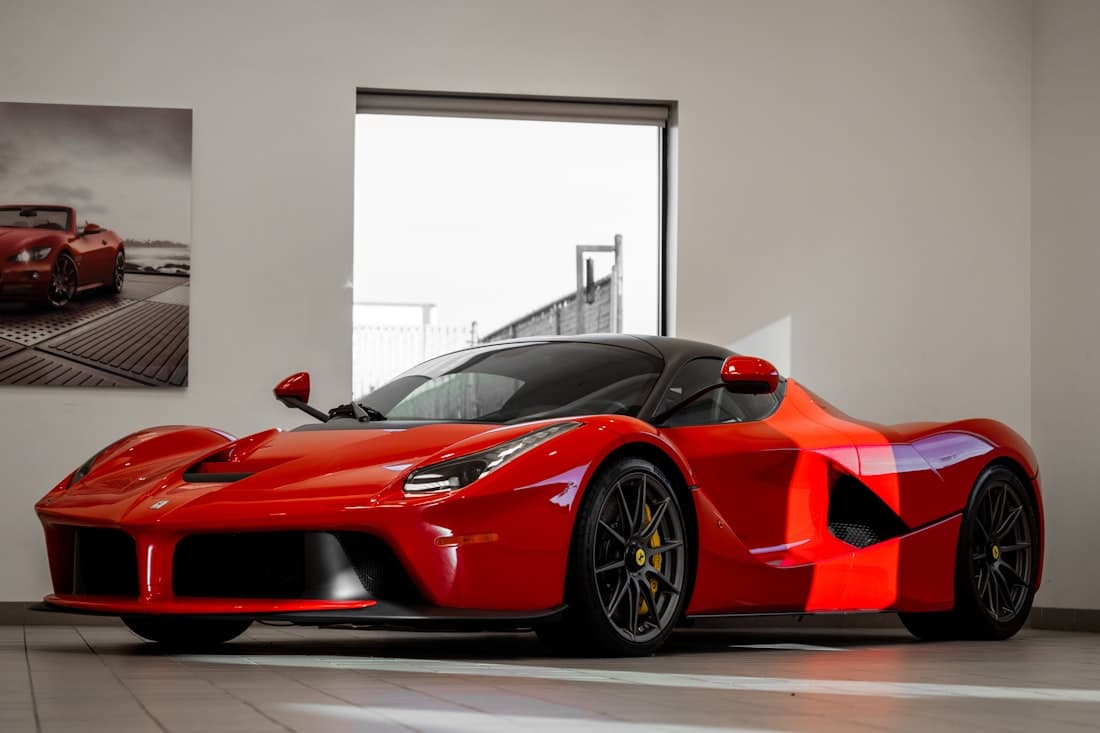 Kırmızı Ferrari, showroom parlaklığı