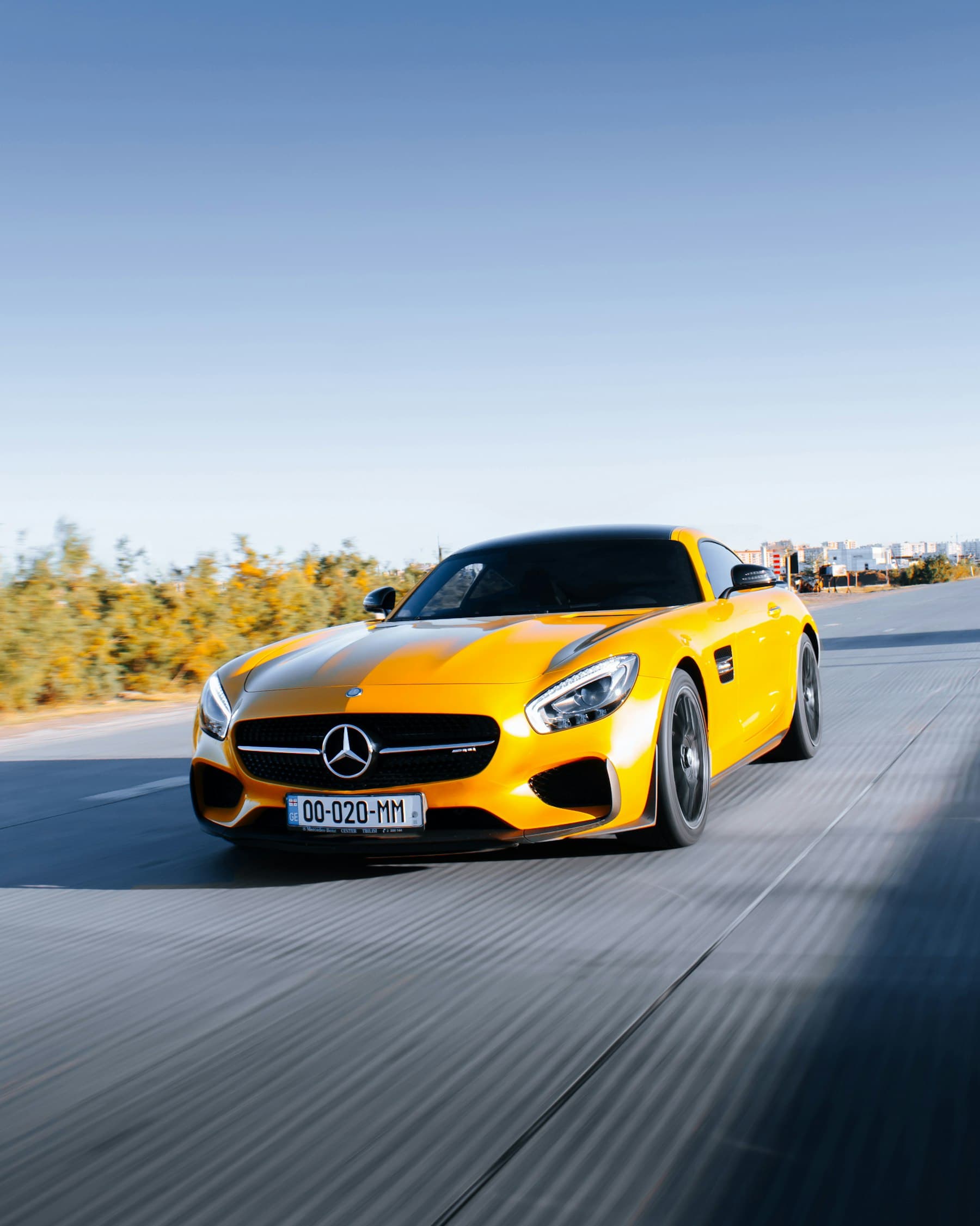 Sarı Mercedes-AMG GT, parlak PPF