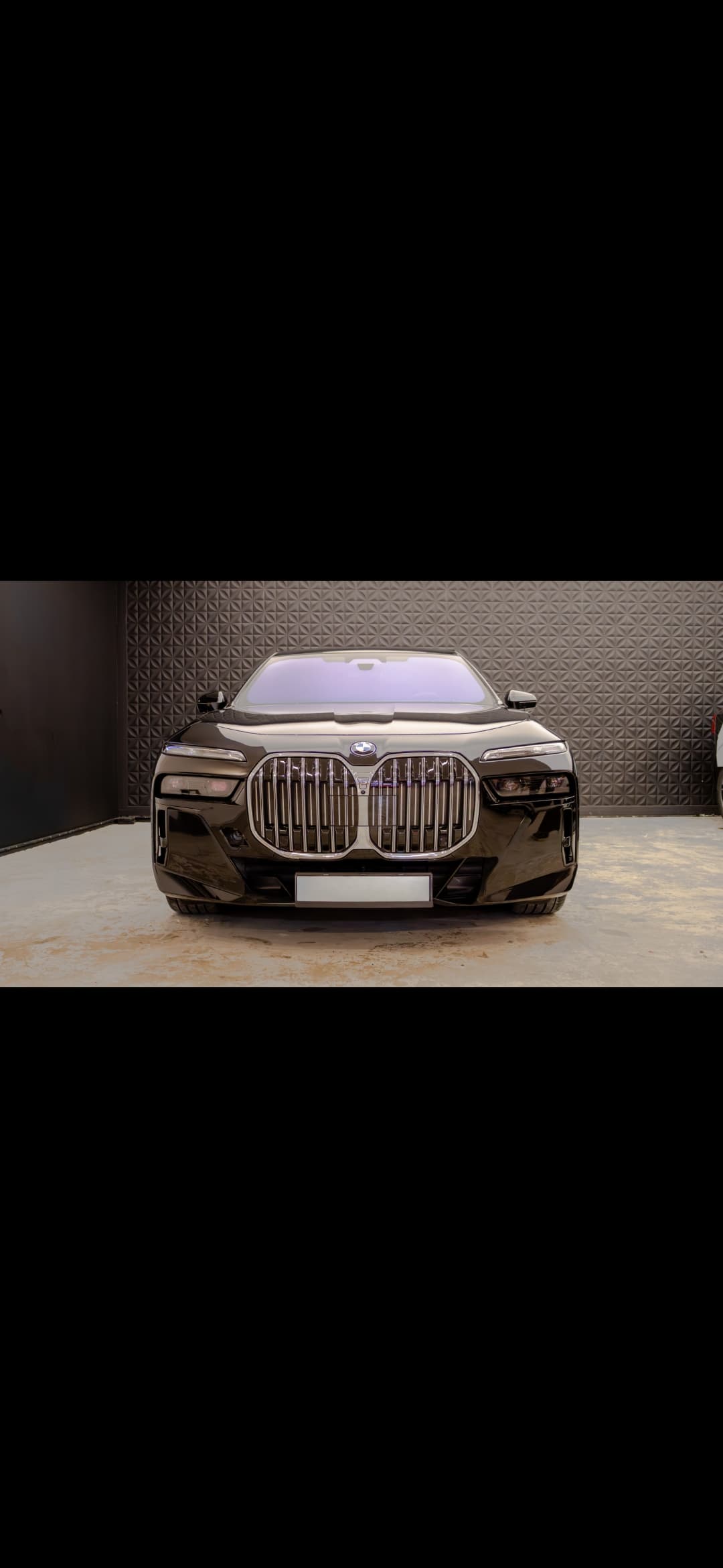Siyah Audi RS6 ön görünüm, ön set PPF bölgesi